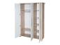 Armoire ouverte en bois clair et blanc avec étagères et tringle.