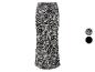 Une longue jupe noire avec un motif abstrait blanc.