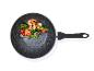 Un wok avec des crevettes, du brocoli et des tomates.