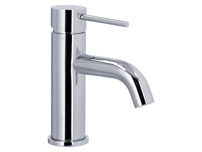 Robinet de salle de bain chromé au design moderne et élégant.