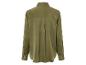 Une chemise à manches longues verte.