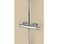Mitigeur de douche thermostatique chromé avec flexible de douchette.