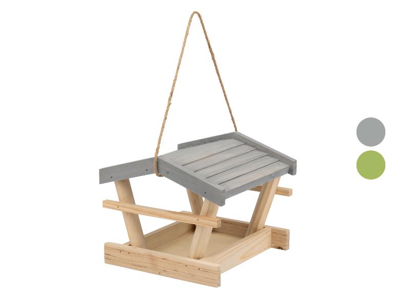 Mangeoire à oiseaux en bois avec un toit gris et une corde de jute pour la suspendre.