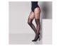 Collants noirs à pois et talons hauts.