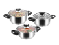 Trois casseroles en acier inoxydable avec couvercles en verre.