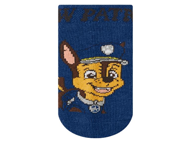 Chaussette bleue avec motif de chien policier de dessin animé.