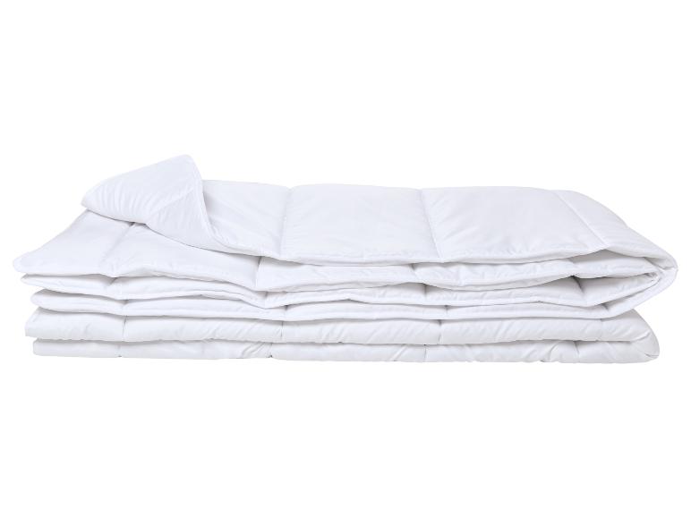 Couette blanche pliée avec un motif matelassé