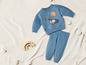 Pull et pantalon de bébé bleu avec un imprimé désert.
