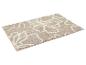 Tapis beige clair à motifs floraux.