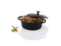 Une cocotte en fonte noire avec un couvercle, remplie de viande rôtie et de légumes.