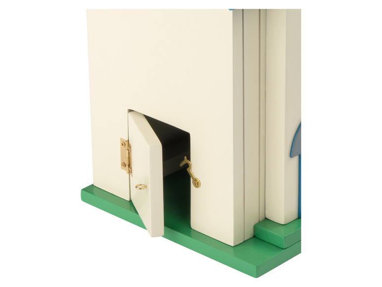 Une maison de jeu en bois avec une porte ouverte et une base verte.