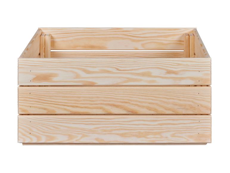 Une caisse en bois sur fond blanc.