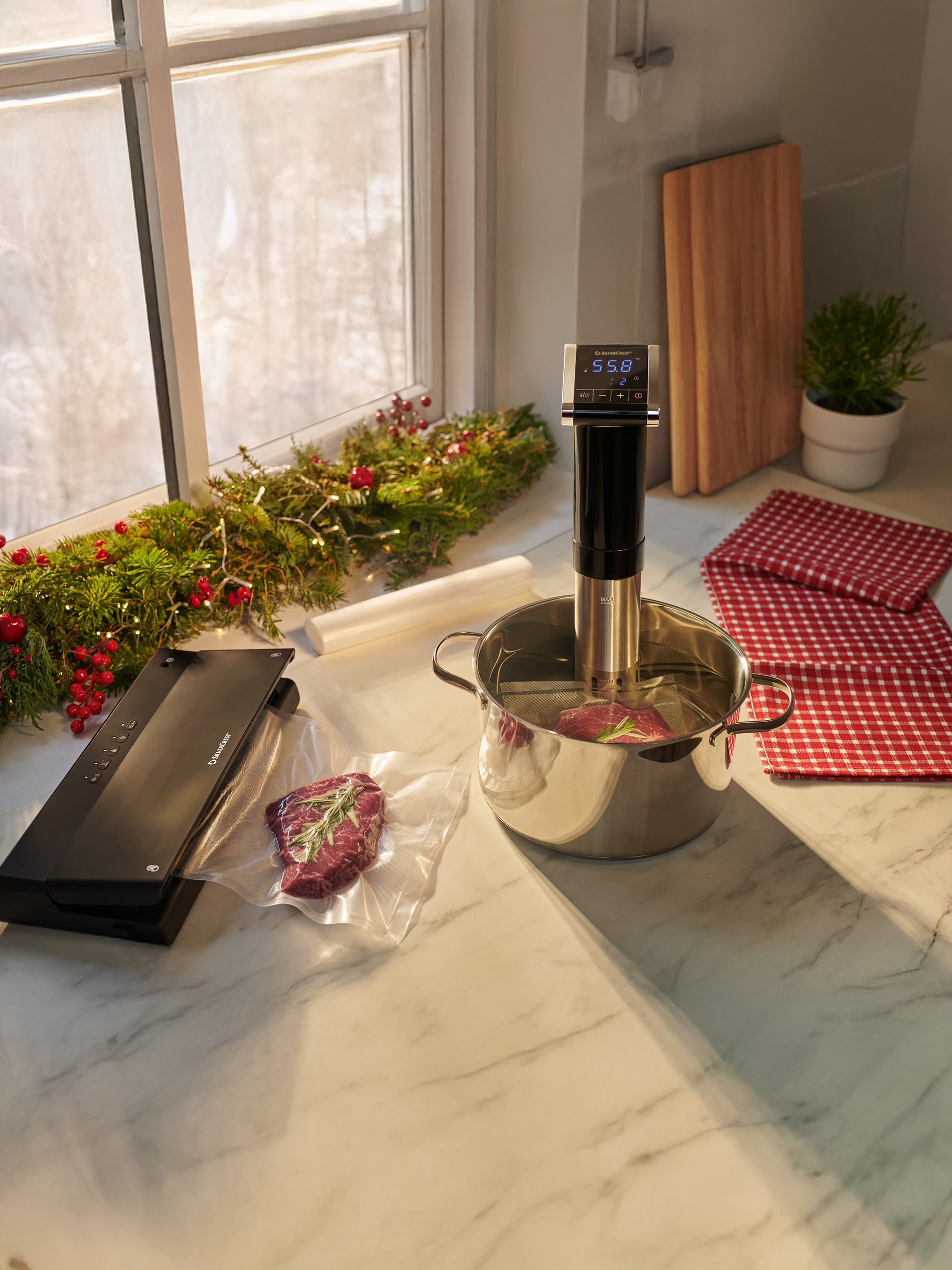 Cuisinière sous-vide et scelleuse sous vide sur un comptoir de cuisine avec de la viande