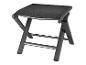 Une chaise pliante noire avec un siège en maille.