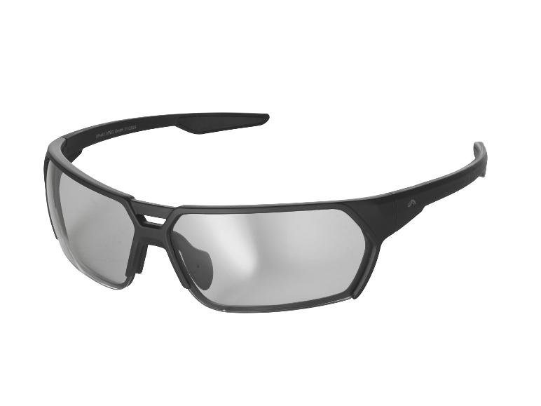 Lunettes de sport noires avec verres fumés.