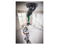 Un homme ponce un plafond avec une ponceuse Festool.