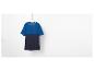 Un t-shirt bleu et bleu marine sur un cintre.