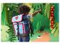 Enfant avec un sac à dos bleu et rouge, pointant du doigt dans un décor de jungle en papier.