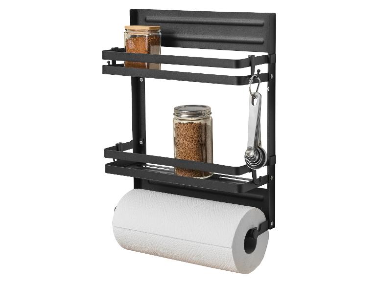 Étagère de cuisine magnétique noire avec épices, cuillères doseuses et rouleau de papier.