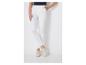Pantalon blanc et mocassins beige : look élégant et minimaliste.
