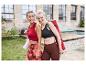 Deux femmes en vêtements de sport Gymshark portent des tapis de yoga.