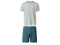 Un t-shirt vert et un short bleu.