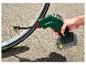 Une pompe à pneus sans fil Parkside X20V Team est utilisée pour gonfler un pneu de vélo.