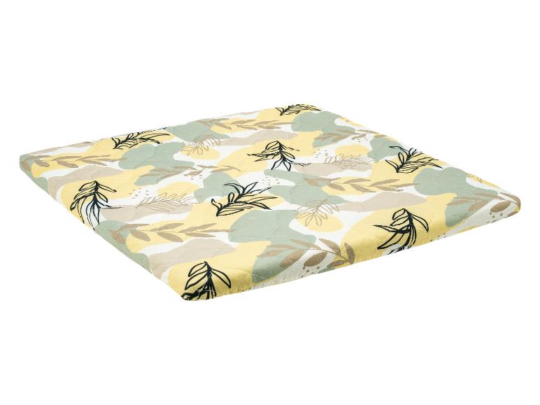 Une housse de chaise jaune avec un motif botanique