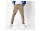 Pantalon cargo beige et baskets blanches pour homme.