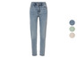 Un jean bleu clair à taille haute.