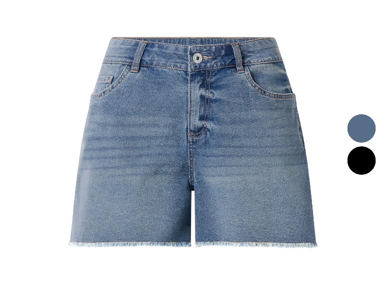 Short en jean bleu avec ourlets effilochés et bouton métallique.