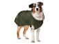 Un Berger australien portant un imperméable vert de la marque 'Zoo Safari'.