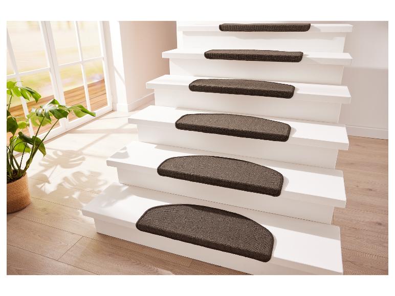 Tapis d'escalier bruns sur un escalier blanc.