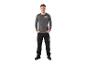 Homme en t-shirt gris à manches longues et pantalon de travail noir
