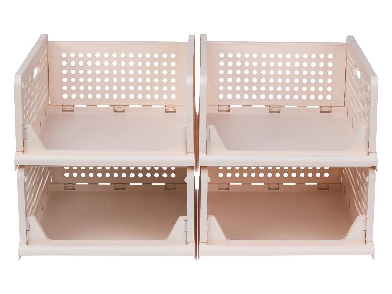 Deux étagères de rangement empilables en plastique beige avec des côtés perforés.