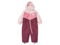 Une combinaison de ski rose et rouge à capuche pour bébé.