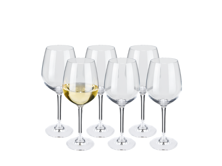 Six verres à vin, un rempli de vin blanc, sur fond noir.