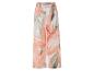 Pantalon large à motif floral, tons corail et vert.