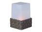 Une lampe blanche avec une base en rotin.
