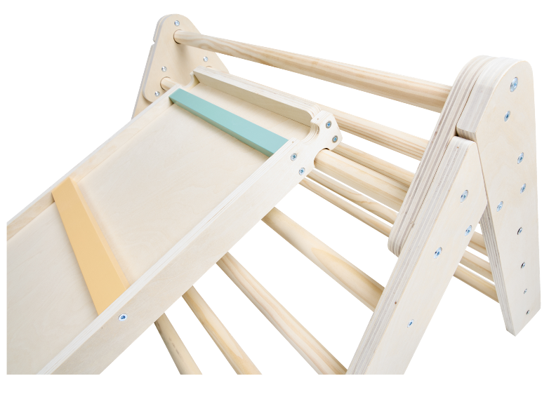 Structure d'escalade en bois avec toboggan et échelle, en bois naturel et accents pastel.