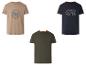 Trois t-shirts à manches courtes pour hommes : un beige avec un motif d'avion, un bleu foncé avec un motif d'aviation et un vert olive avec une poche.