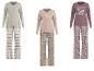Trois ensembles de pyjamas: beige à carreaux, rose à fleurs et violet à fleurs.