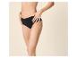 Femme en culotte de coton noire, posant les mains sur les hanches.