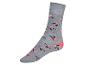 Des chaussettes grises avec des oiseaux roses.