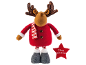 Une peluche de renne festive portant un manteau rouge et une écharpe rayée, tenant une étoile.