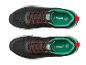 Paire de baskets noires et vertes avec des lacets rouges, affichant '30 YEARS EST. 1996' sur la languette.