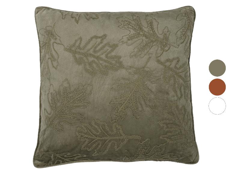 Coussin en velours vert olive avec feuilles brodées.