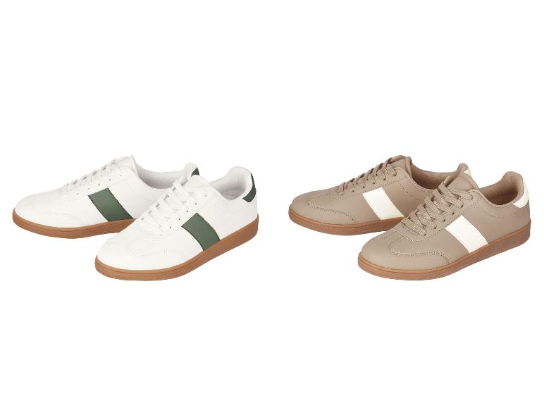Deux paires de baskets : blanches à rayures vertes et beiges à rayures blanches.