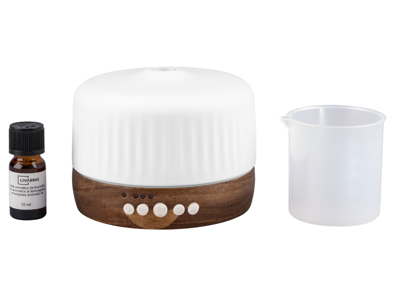 Diffuseur d'aromathérapie avec huile essentielle et verre doseur.