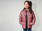 Une fille porte une veste d'hiver rose.